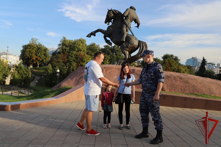 Сотрудники Росгвардии вручили рязанцам ленты с символикой триколора в преддверии Дня Государственного флага Российской Федерации 