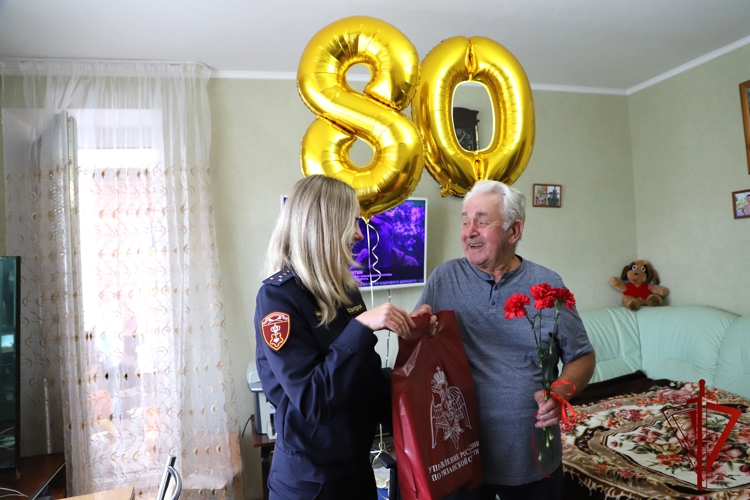 Сотрудники рязанского Управления Росгвардии поздравили с 80-летием ветерана службы Александра Меньшова