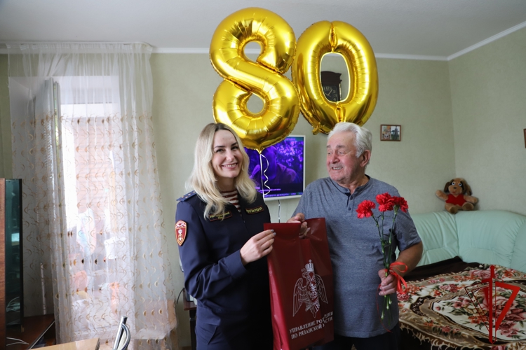 Сотрудники рязанского Управления Росгвардии поздравили с 80-летием ветерана службы Александра Меньшова