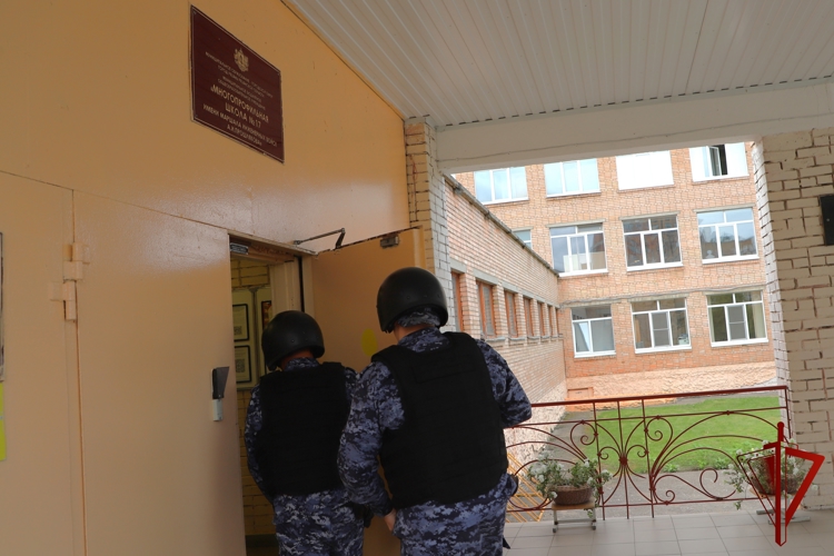 Росгвардейцы проверяют готовность образовательных организаций Рязанской области к новому учебному году
