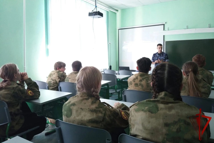 Инспектор ВАИ Управления Росгвардии по Рязанской области провёл занятие по безопасности дорожного движения с кадетами Сасовской школы №106