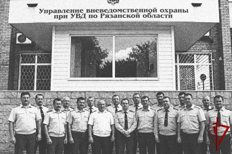 Сотрудники вневедомственной охраны Рязанской области принимают участие в ведомственном фоточеллендже «Связь поколений»