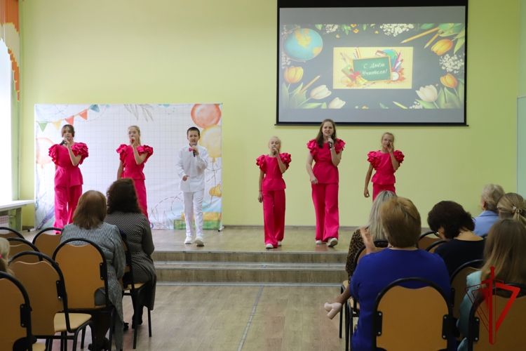 В Рязани росгвардейцы поздравили педагогов подшефной школы с Днём учителя