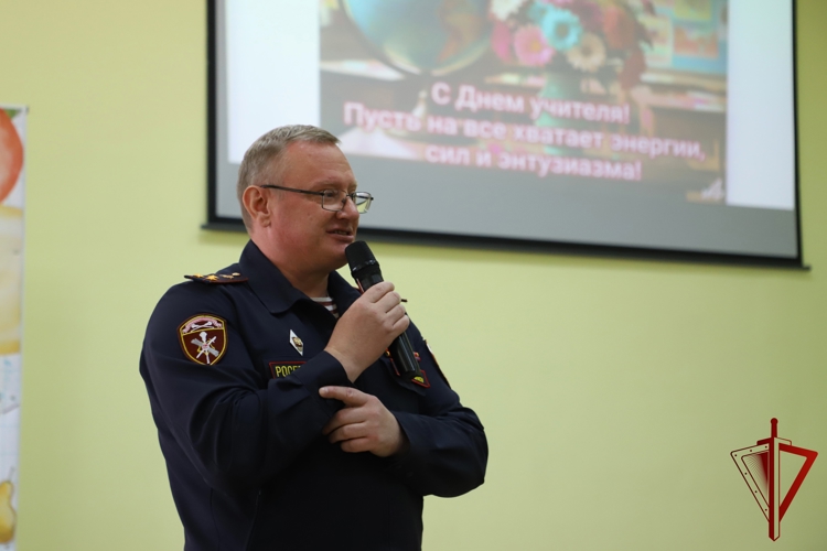 В Рязани росгвардейцы поздравили педагогов подшефной школы с Днём учителя