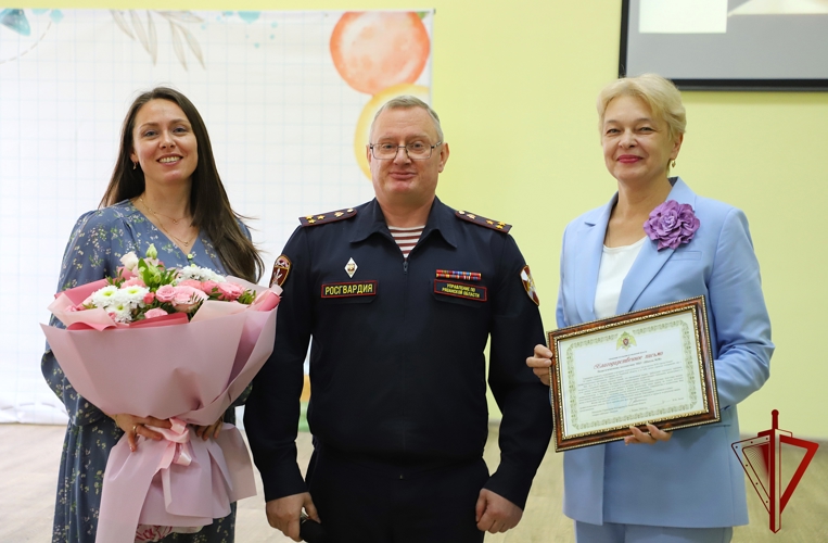 В Рязани росгвардейцы поздравили педагогов подшефной школы с Днём учителя