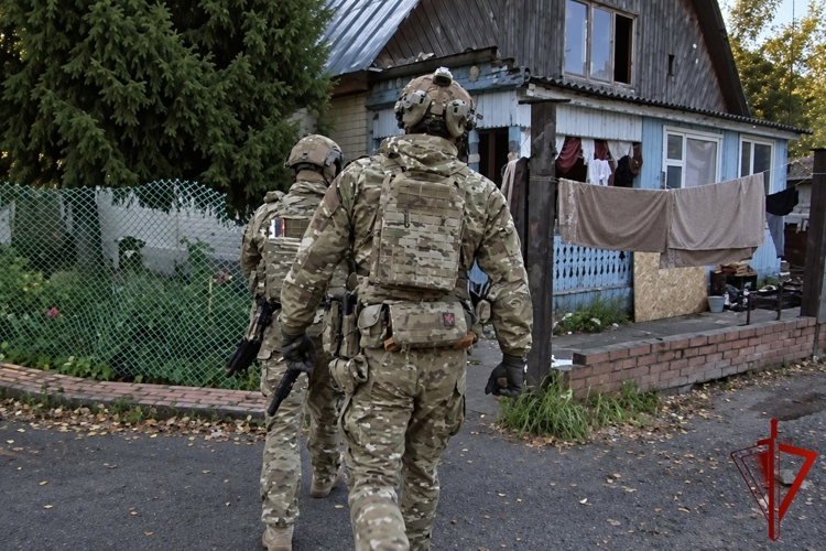 При силовой поддержке СОБР полицейские провели профилактический рейд в Московском районе города Рязани
