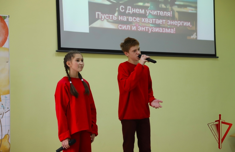 В Рязани росгвардейцы поздравили педагогов подшефной школы с Днём учителя