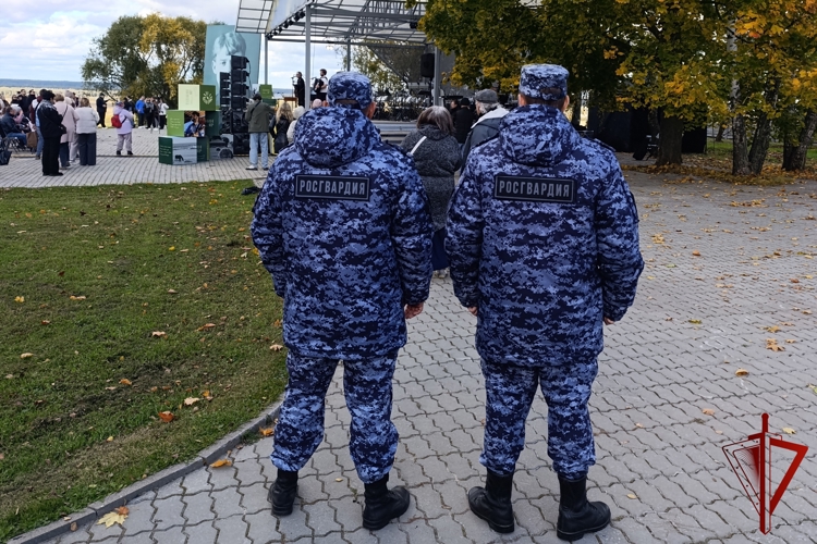 Сотрудники вневедомственной охраны Росгвардии обеспечили правопорядок во время проведения Всероссийского есенинского праздника поэзии «В единстве слова и души»